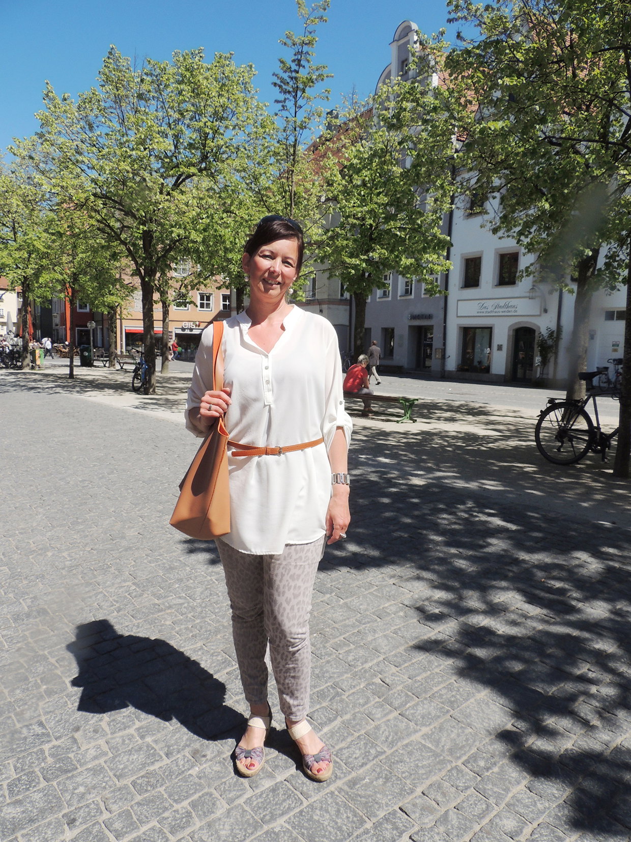 How our style heroine combines the long blouse to great effect