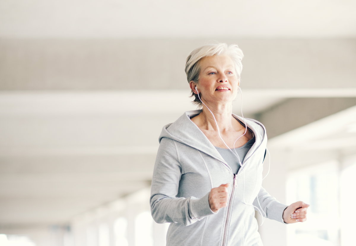 Seniorin hält sich mit Joggen in Bewegung