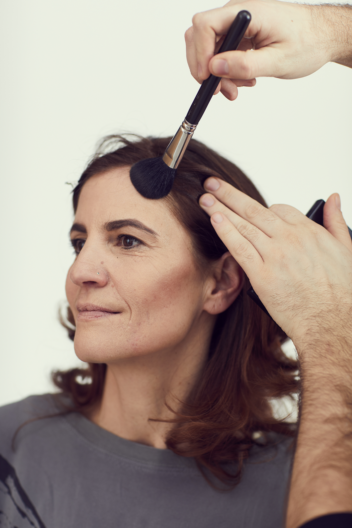 Gesicht modellieren: Mit der Technik Contouring schattiert der Experte Cynthias Gesichtspartien unterschiedlich stark.